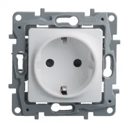 Legrand Niloe/Etika վարդակ հողանցումով սպիտակ